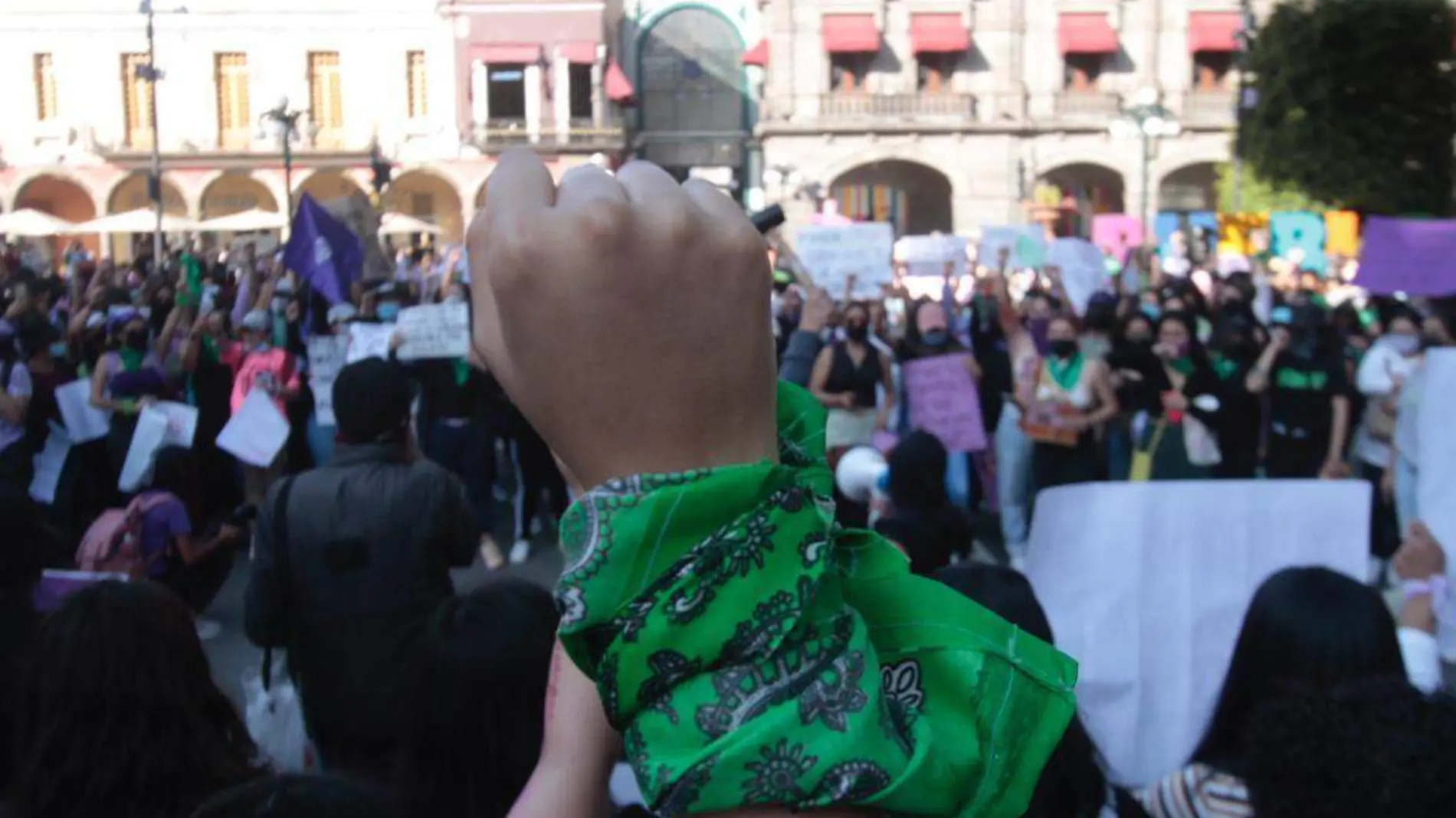 Puño verde, marcha de mujeres en Puebla